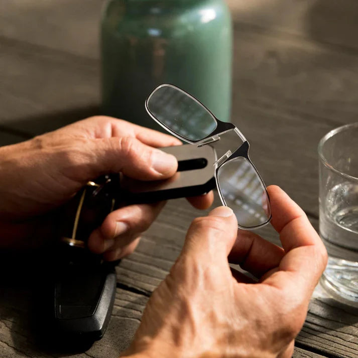 🔥Slim Folding Keychain Reading Glasses - Clips Anywhere, Reads Anytime🔑