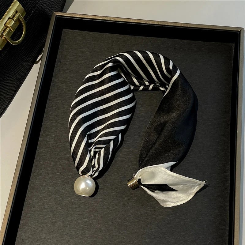 📍🧣 Effortless Glamour: Pop-On Pearl Necklace Scarf ✨