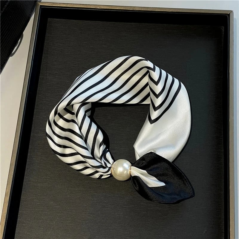 📍🧣 Effortless Glamour: Pop-On Pearl Necklace Scarf ✨
