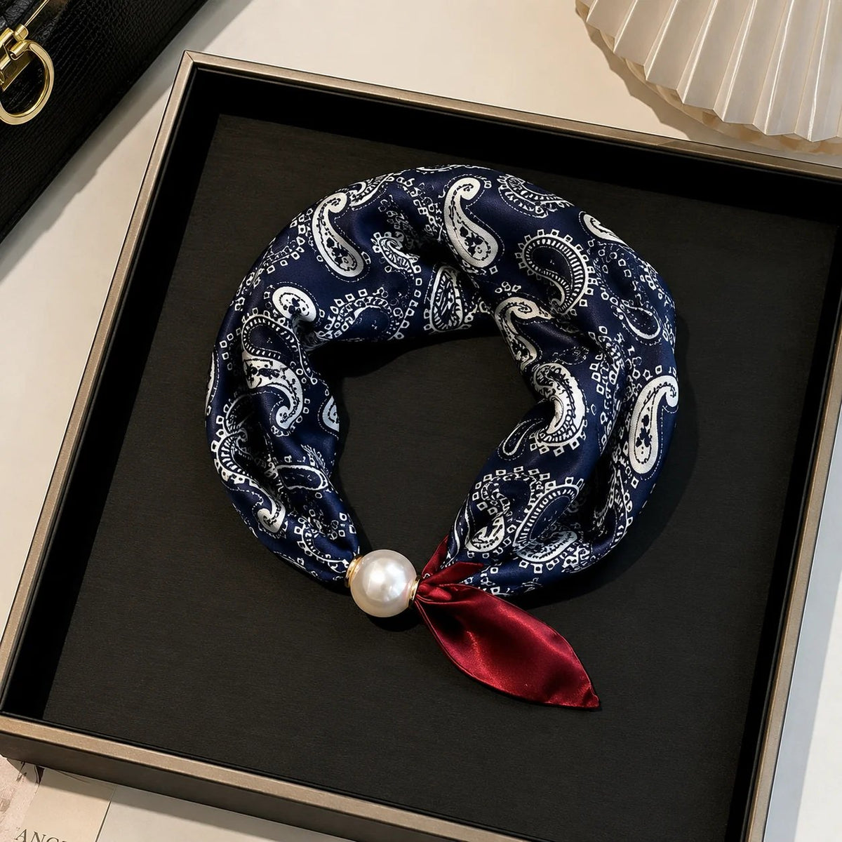 📍🧣 Effortless Glamour: Pop-On Pearl Necklace Scarf ✨