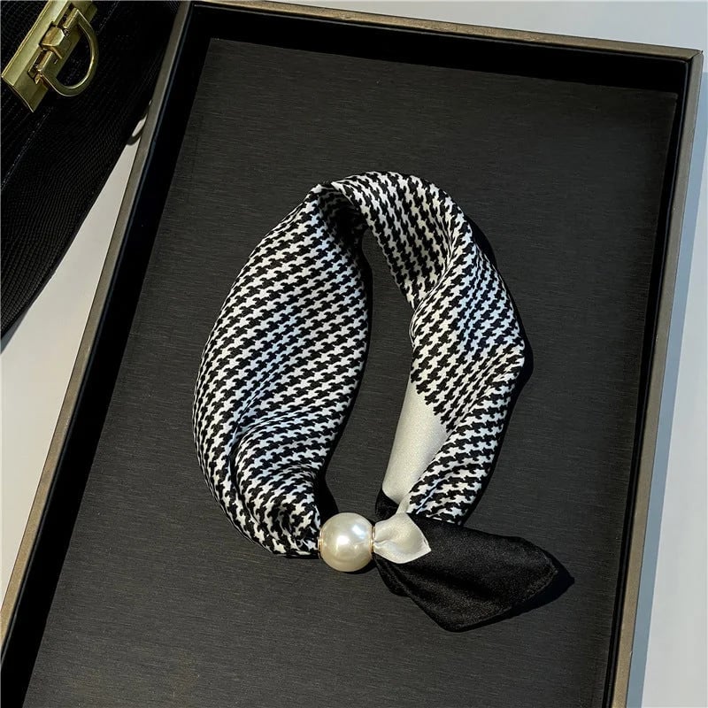📍🧣 Effortless Glamour: Pop-On Pearl Necklace Scarf ✨