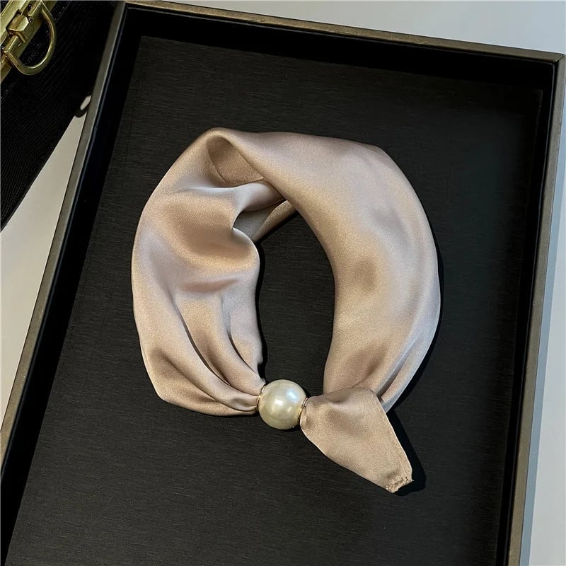 📍🧣 Effortless Glamour: Pop-On Pearl Necklace Scarf ✨